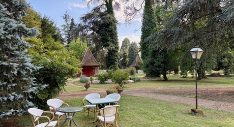 On the outskirts of Souillac towards Sarlat, in the center of a magnificent 3 hectare park, beautiful renovated residence offering over 500 m² of living space, with swimming pool and outbuildings. 