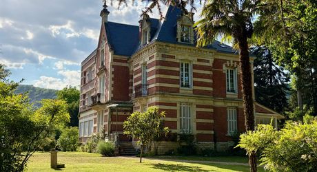 On the outskirts of Souillac towards Sarlat, in the center of a magnificent 3 hectare park, beautiful renovated residence offering over 500 m² of living space, with swimming pool and outbuildings. 