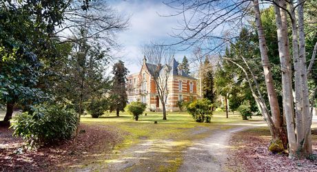 Aux portes du Périgord Noir, aux abords de Souillac en direction de Sarlat, au centre d'un magnifique parc de 3 hectares, belle demeure rénovée offrant plus de 500 m² habitables, avec piscine et dépendance.