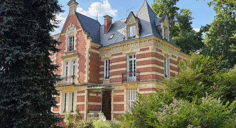 On the outskirts of Souillac towards Sarlat, in the center of a magnificent 3 hectare park, beautiful renovated residence offering over 500 m² of living space, with swimming pool and outbuildings. 
