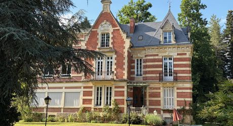 On the outskirts of Souillac towards Sarlat, in the center of a magnificent 3 hectare park, beautiful renovated residence offering over 500 m² of living space, with swimming pool and outbuildings. 