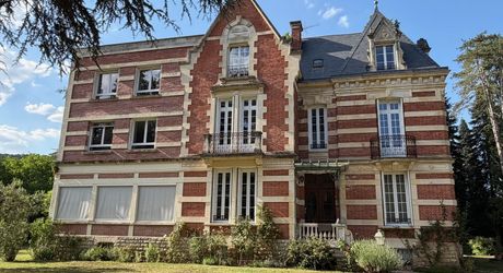 On the outskirts of Souillac towards Sarlat, in the center of a magnificent 3 hectare park, beautiful renovated residence offering over 500 m² of living space, with swimming pool and outbuildings. 