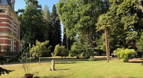 On the outskirts of Souillac towards Sarlat, in the center of a magnificent 3 hectare park, beautiful renovated residence offering over 500 m² of living space, with swimming pool and outbuildings. 