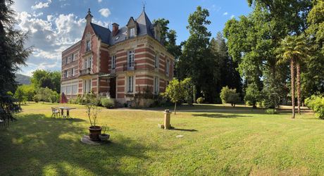 On the outskirts of Souillac towards Sarlat, in the center of a magnificent 3 hectare park, beautiful renovated residence offering over 500 m² of living space, with swimming pool and outbuildings. 