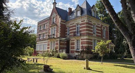 On the outskirts of Souillac towards Sarlat, in the center of a magnificent 3 hectare park, beautiful renovated residence offering over 500 m² of living space, with swimming pool and outbuildings. 