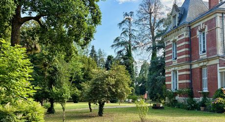 On the outskirts of Souillac towards Sarlat, in the center of a magnificent 3 hectare park, beautiful renovated residence offering over 500 m² of living space, with swimming pool and outbuildings. 