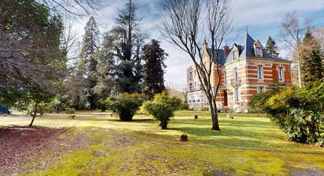 Aux portes du Périgord Noir, aux abords de Souillac en direction de Sarlat, au centre d'un magnifique parc de 3 hectares, belle demeure rénovée offrant plus de 500 m² habitables, avec piscine et dépendance.