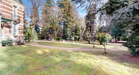 Aux portes du Périgord Noir, aux abords de Souillac en direction de Sarlat, au centre d'un magnifique parc de 3 hectares, belle demeure rénovée offrant plus de 500 m² habitables, avec piscine et dépendance.