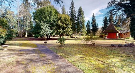 Aux portes du Périgord Noir, aux abords de Souillac en direction de Sarlat, au centre d'un magnifique parc de 3 hectares, belle demeure rénovée offrant plus de 500 m² habitables, avec piscine et dépendance.