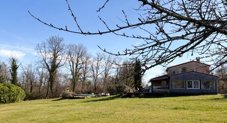 En Périgord Noir, maison sur 4000 m² de terrrain, située à 5 minutes de Montignac-Lascaux en direction de Sarlat, sur les hauteurs, au calme en bout de hameau.