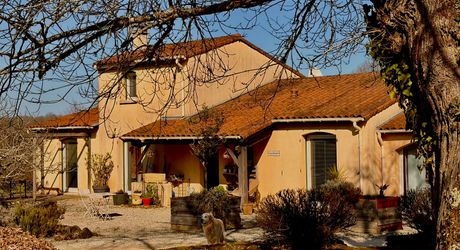 LOVELY 3-BEDROOM PROPERTY ON AN ACRE OF LAND WITH SWIMMING POOL AND GREAT VIEWS BETWEEN MONTIGNAC AND SARLAT. MP113031