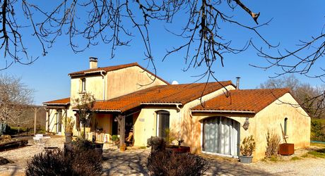 En Périgord Noir, maison sur 4000 m² de terrrain, située à 5 minutes de Montignac-Lascaux en direction de Sarlat, sur les hauteurs, au calme en bout de hameau.