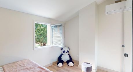 En Périgord Noir, maison sur 4000 m² de terrrain, située à 5 minutes de Montignac-Lascaux en direction de Sarlat, sur les hauteurs, au calme en bout de hameau.