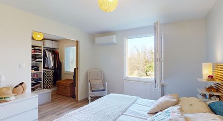 En Périgord Noir, maison sur 4000 m² de terrrain, située à 5 minutes de Montignac-Lascaux en direction de Sarlat, sur les hauteurs, au calme en bout de hameau.