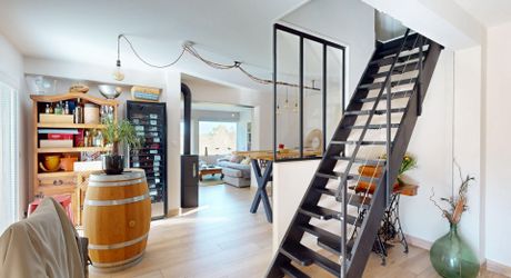 En Périgord Noir, maison sur 4000 m² de terrrain, située à 5 minutes de Montignac-Lascaux en direction de Sarlat, sur les hauteurs, au calme en bout de hameau.