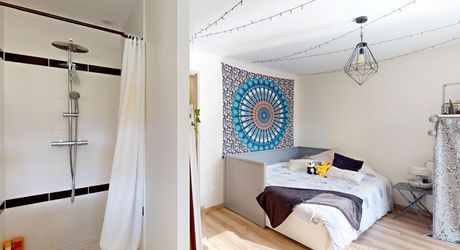 En Périgord Noir, maison sur 4000 m² de terrrain, située à 5 minutes de Montignac-Lascaux en direction de Sarlat, sur les hauteurs, au calme en bout de hameau.