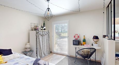 En Périgord Noir, maison sur 4000 m² de terrrain, située à 5 minutes de Montignac-Lascaux en direction de Sarlat, sur les hauteurs, au calme en bout de hameau.