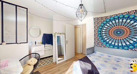 En Périgord Noir, maison sur 4000 m² de terrrain, située à 5 minutes de Montignac-Lascaux en direction de Sarlat, sur les hauteurs, au calme en bout de hameau.