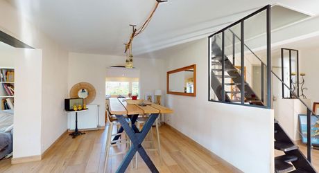 En Périgord Noir, maison sur 4000 m² de terrrain, située à 5 minutes de Montignac-Lascaux en direction de Sarlat, sur les hauteurs, au calme en bout de hameau.