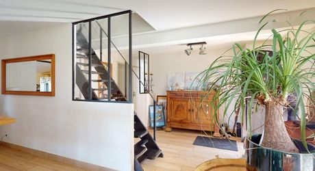 En Périgord Noir, maison sur 4000 m² de terrrain, située à 5 minutes de Montignac-Lascaux en direction de Sarlat, sur les hauteurs, au calme en bout de hameau.