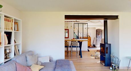 En Périgord Noir, maison sur 4000 m² de terrrain, située à 5 minutes de Montignac-Lascaux en direction de Sarlat, sur les hauteurs, au calme en bout de hameau.