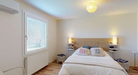 En Périgord Noir, maison sur 4000 m² de terrrain, située à 5 minutes de Montignac-Lascaux en direction de Sarlat, sur les hauteurs, au calme en bout de hameau.