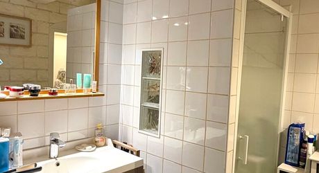 En Périgord Noir, maison sur 4000 m² de terrrain, située à 5 minutes de Montignac-Lascaux en direction de Sarlat, sur les hauteurs, au calme en bout de hameau.