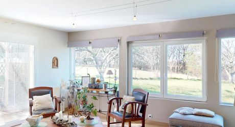 En Périgord Noir, maison sur 4000 m² de terrrain, située à 5 minutes de Montignac-Lascaux en direction de Sarlat, sur les hauteurs, au calme en bout de hameau.