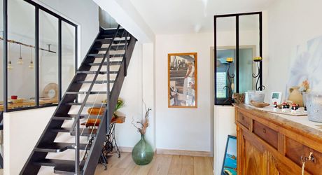 En Périgord Noir, maison sur 4000 m² de terrrain, située à 5 minutes de Montignac-Lascaux en direction de Sarlat, sur les hauteurs, au calme en bout de hameau.