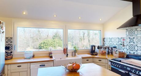 En Périgord Noir, maison sur 4000 m² de terrrain, située à 5 minutes de Montignac-Lascaux en direction de Sarlat, sur les hauteurs, au calme en bout de hameau.