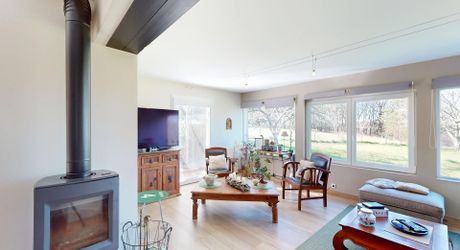 En Périgord Noir, maison sur 4000 m² de terrrain, située à 5 minutes de Montignac-Lascaux en direction de Sarlat, sur les hauteurs, au calme en bout de hameau.