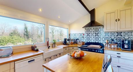 En Périgord Noir, maison sur 4000 m² de terrrain, située à 5 minutes de Montignac-Lascaux en direction de Sarlat, sur les hauteurs, au calme en bout de hameau.