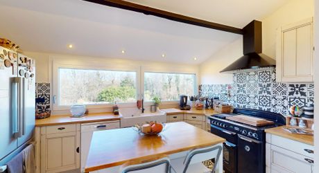 En Périgord Noir, maison sur 4000 m² de terrrain, située à 5 minutes de Montignac-Lascaux en direction de Sarlat, sur les hauteurs, au calme en bout de hameau.