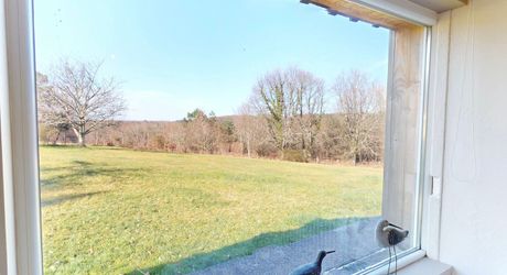 En Périgord Noir, maison sur 4000 m² de terrrain, située à 5 minutes de Montignac-Lascaux en direction de Sarlat, sur les hauteurs, au calme en bout de hameau.
