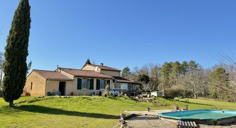 En Périgord Noir, maison sur 4000 m² de terrrain, située à 5 minutes de Montignac-Lascaux en direction de Sarlat, sur les hauteurs, au calme en bout de hameau.
