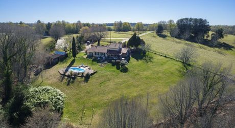 LOVELY 3-BEDROOM PROPERTY ON AN ACRE OF LAND WITH SWIMMING POOL AND GREAT VIEWS BETWEEN MONTIGNAC AND SARLAT. MP113031