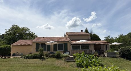 En Périgord Noir, maison sur 4000 m² de terrain, située à 5 minutes de Montignac-Lascaux en direction de Sarlat, sur les hauteurs, au calme en bout de hameau.