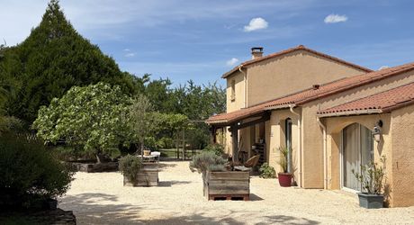 En Périgord Noir, maison très lumineuse et confortable, sur 4000 m² de terrain, située à 5 minutes de Montignac-Lascaux en direction de Sarlat, sur les hauteurs, au calme en bout de hameau.