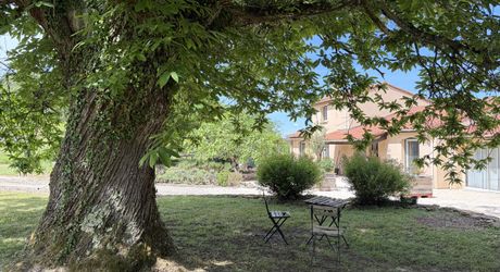 En Périgord Noir, maison sur 4000 m² de terrain, située à 5 minutes de Montignac-Lascaux en direction de Sarlat, sur les hauteurs, au calme en bout de hameau.