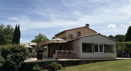 En Périgord Noir, maison sur 4000 m² de terrain, située à 5 minutes de Montignac-Lascaux en direction de Sarlat, sur les hauteurs, au calme en bout de hameau.