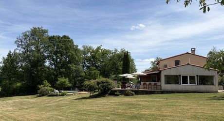 En Périgord Noir, maison sur 4000 m² de terrain, située à 5 minutes de Montignac-Lascaux en direction de Sarlat, sur les hauteurs, au calme en bout de hameau.