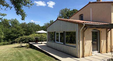 En Périgord Noir, maison sur 4000 m² de terrain, située à 5 minutes de Montignac-Lascaux en direction de Sarlat, sur les hauteurs, au calme en bout de hameau.