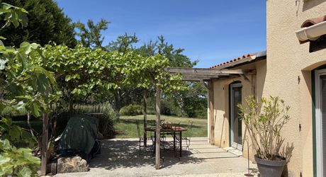 En Périgord Noir, maison sur 4000 m² de terrain, située à 5 minutes de Montignac-Lascaux en direction de Sarlat, sur les hauteurs, au calme en bout de hameau.