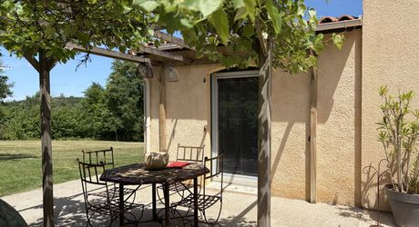 En Périgord Noir, maison sur 4000 m² de terrain, située à 5 minutes de Montignac-Lascaux en direction de Sarlat, sur les hauteurs, au calme en bout de hameau.