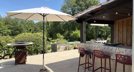 En Périgord Noir, maison sur 4000 m² de terrain, située à 5 minutes de Montignac-Lascaux en direction de Sarlat, sur les hauteurs, au calme en bout de hameau.
