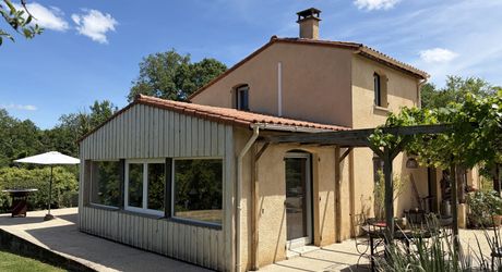 En Périgord Noir, maison sur 4000 m² de terrain, située à 5 minutes de Montignac-Lascaux en direction de Sarlat, sur les hauteurs, au calme en bout de hameau.