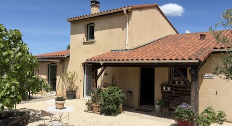 En Périgord Noir, maison sur 4000 m² de terrain, située à 5 minutes de Montignac-Lascaux en direction de Sarlat, sur les hauteurs, au calme en bout de hameau.