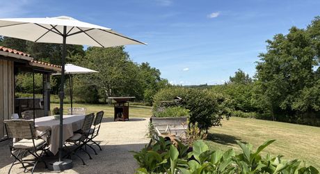 En Périgord Noir, maison sur 4000 m² de terrain, située à 5 minutes de Montignac-Lascaux en direction de Sarlat, sur les hauteurs, au calme en bout de hameau.