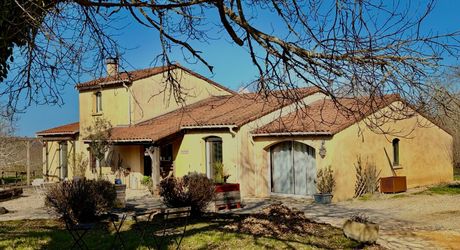 En Périgord Noir, maison sur 4000 m² de terrrain, située à 5 minutes de Montignac-Lascaux en direction de Sarlat, sur les hauteurs, au calme en bout de hameau.