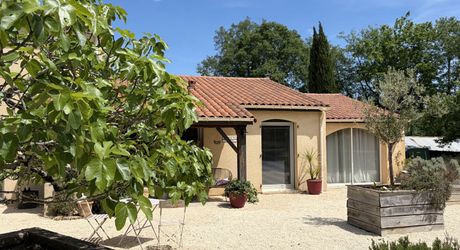 En Périgord Noir, maison sur 4000 m² de terrain, située à 5 minutes de Montignac-Lascaux en direction de Sarlat, sur les hauteurs, au calme en bout de hameau.